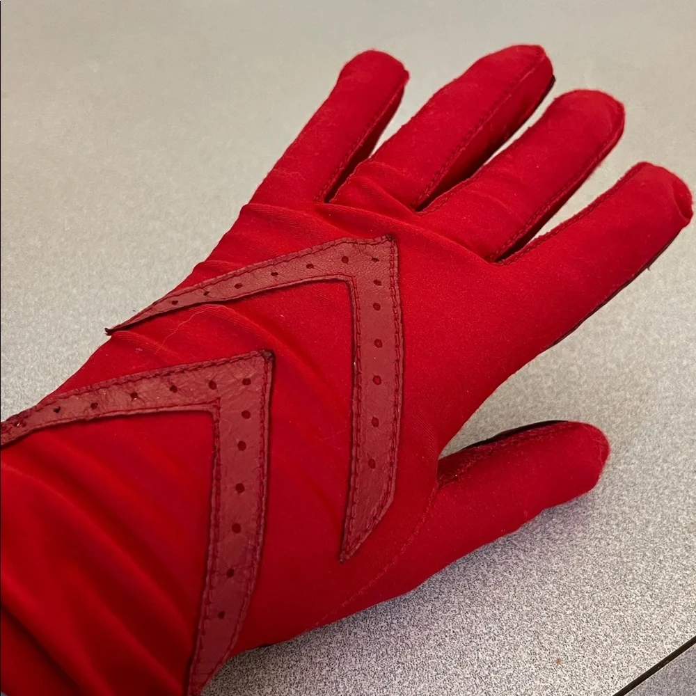Isotoner red ladies’ gloves. - Picture 11 of 11